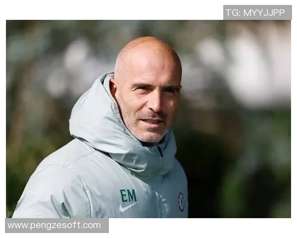 孤独足球球星在光辉与孤寂中前行的心路历程与奋斗精神