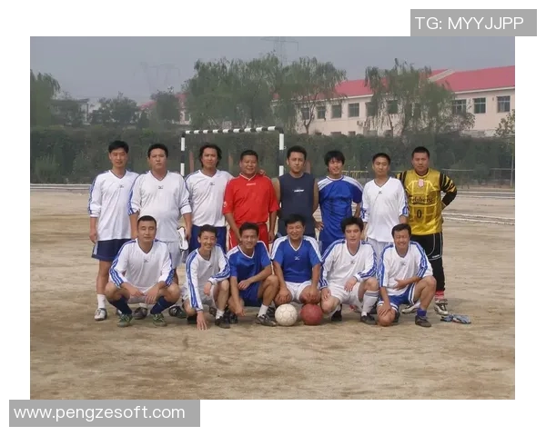 足球巨星与粉丝亲密合影瞬间尽显温馨与粉丝互动的独特魅力